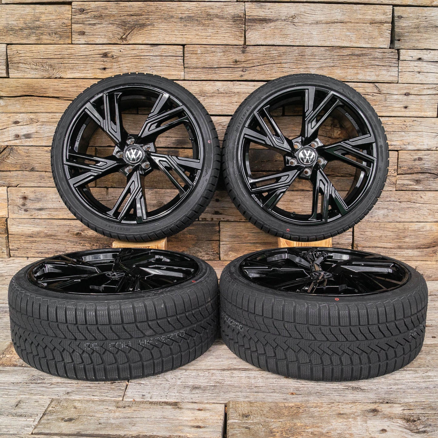 RS5 8,5x20 ET30 5x112 BLACK PAINTED mit Winter 255 40 20
