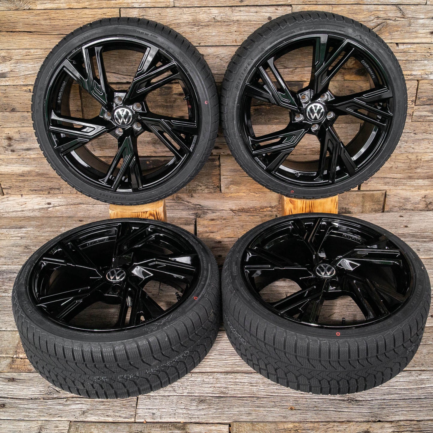 RS5 8,5x20 ET30 5x112 BLACK PAINTED mit Winter 255 40 20