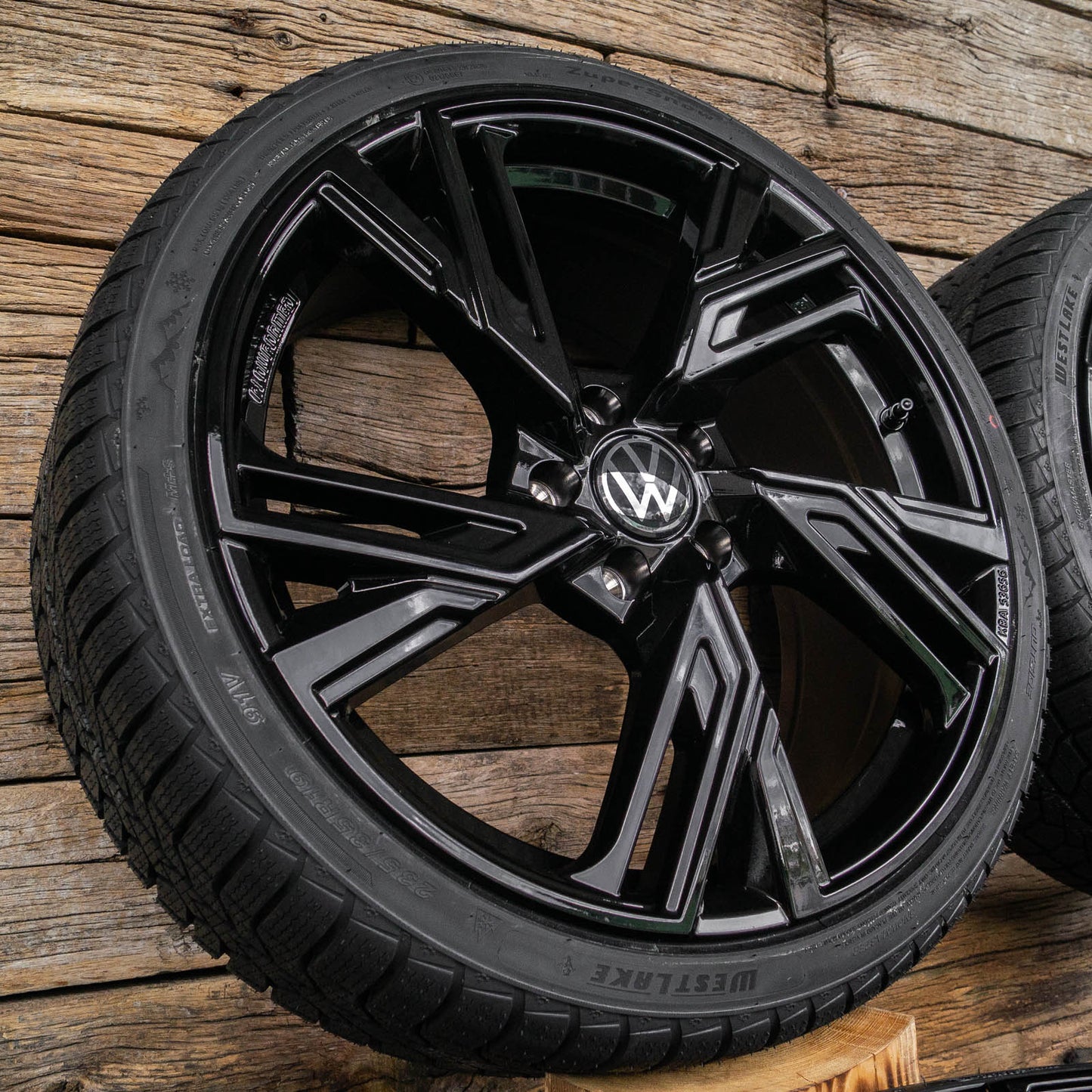 RS5 8,5x20 ET30 5x112 BLACK PAINTED mit Winter 255 40 20
