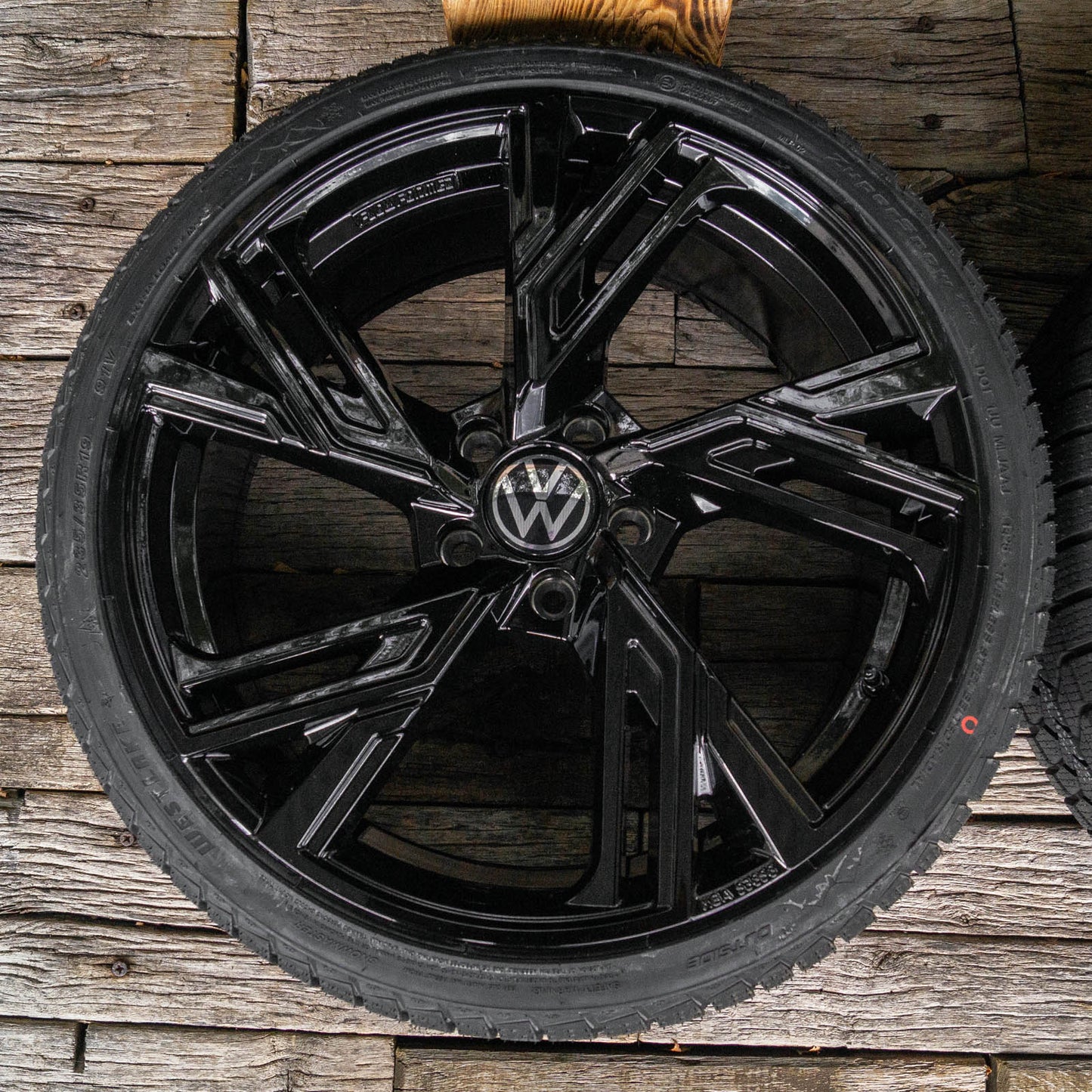 RS5 8,5x20 ET30 5x112 BLACK PAINTED mit Winter 255 40 20