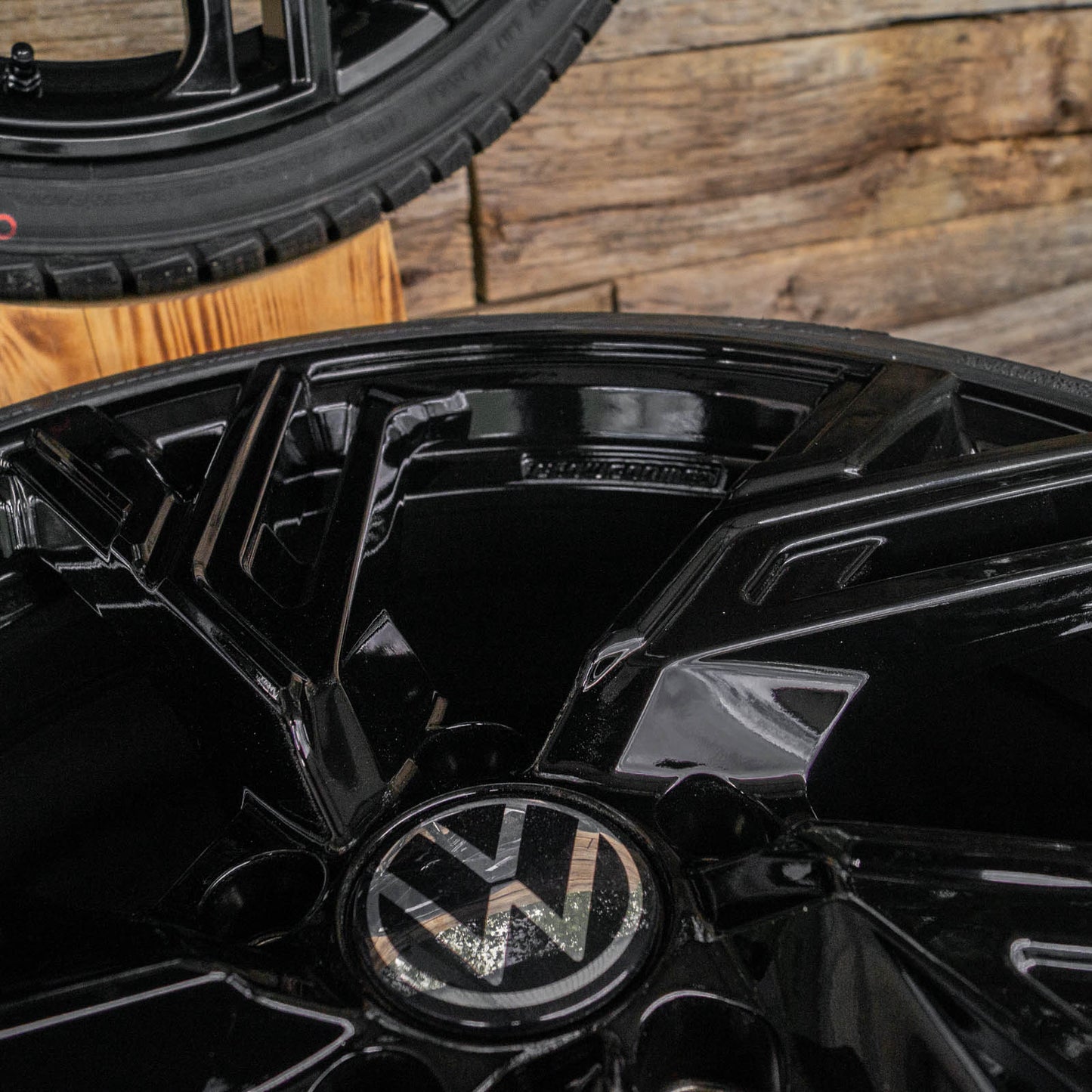RS5 8,5x20 ET30 5x112 BLACK PAINTED mit Winter 255 40 20
