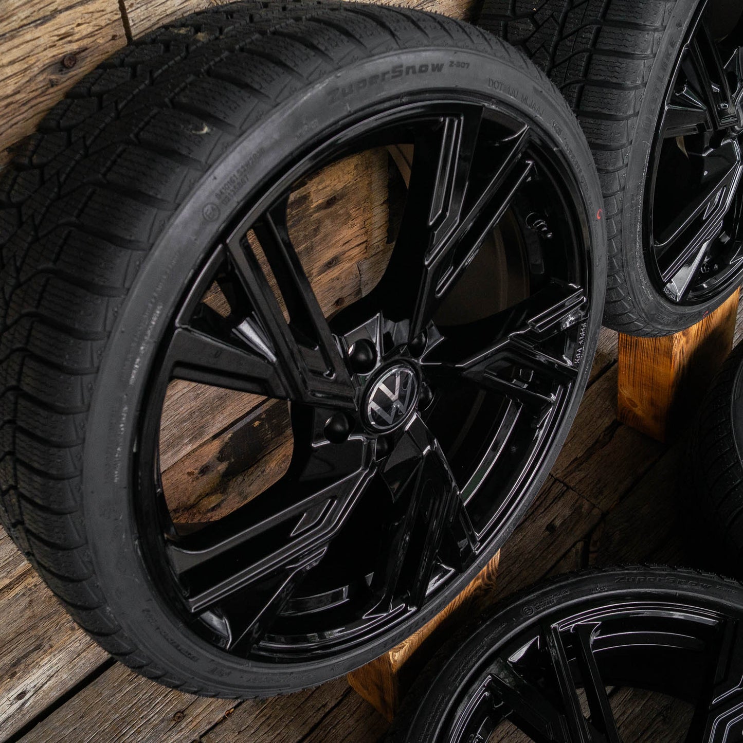 RS5 8,5x20 ET30 5x112 BLACK PAINTED mit Winter 255 40 20